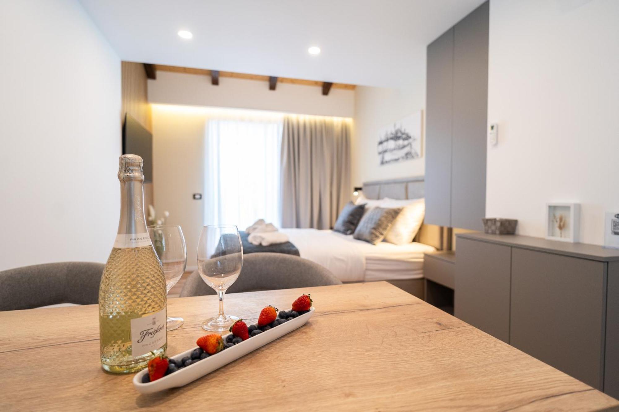 Seafront Sunset Studio&rooms Apartament
